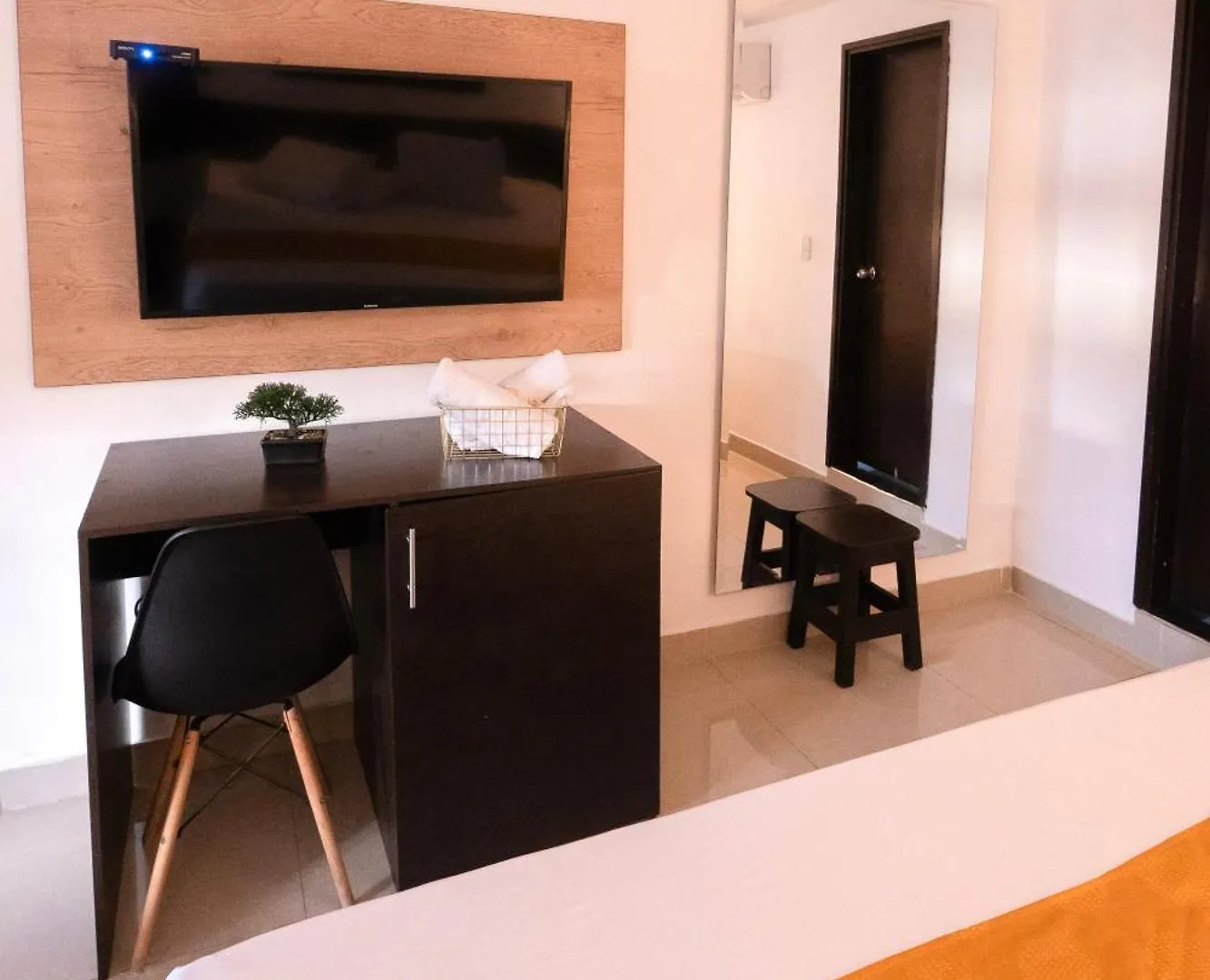 Sixth House Suite Cali