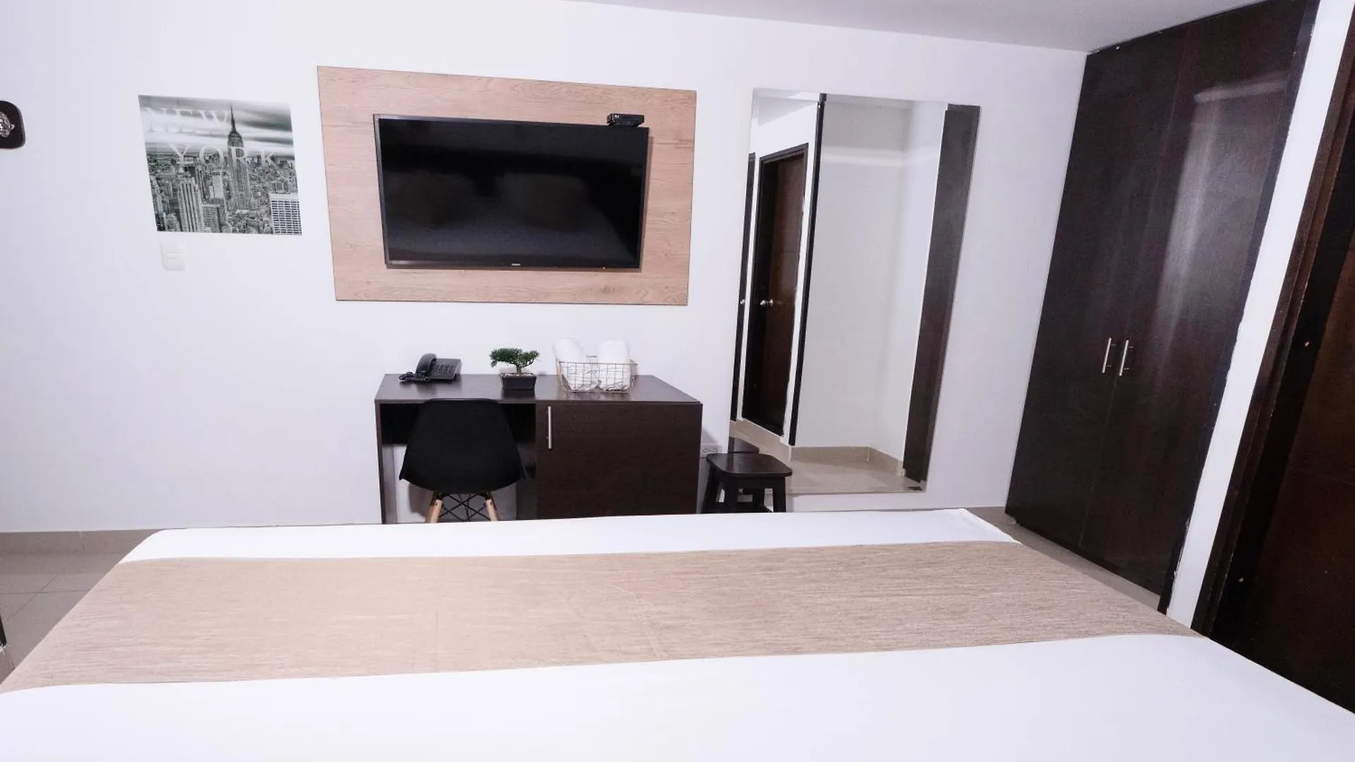 Sixth House Suite Cali 3*,